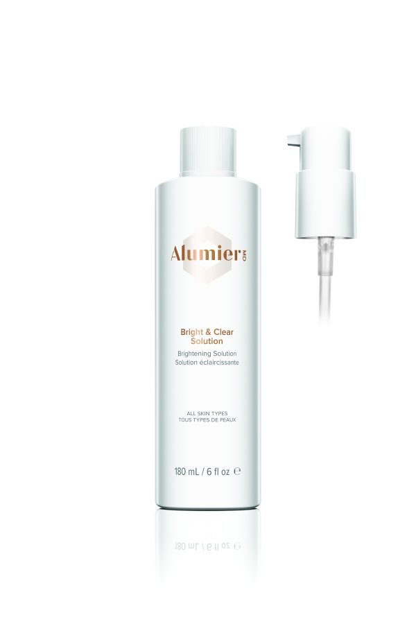 A refreshing skin conditioning solution that exfoliates cellular debris and refines skin complexion.